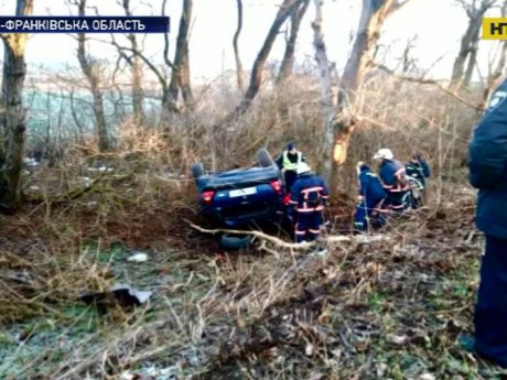 На Прикарпатті авто злетіло з дороги: 2 людей загинули