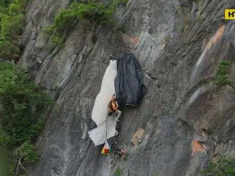 У Таїланді врятували парашутиста, який кілька годин провисів на скелі на висоті 200 метрів від землі