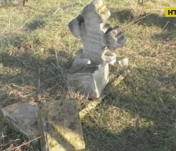 У Херсоні вандали розтрощили кілька десятків могил на старовинному цвинтарі