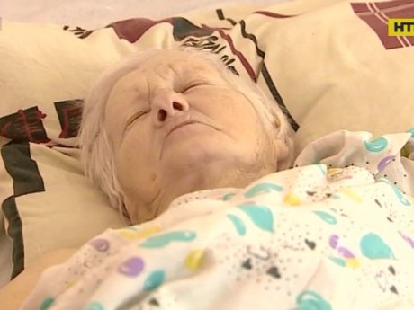 В Киеве бабушка выпала из троллейбуса и едва не погибла