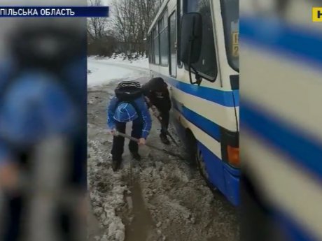 Дорога на Тернопольщине: автобус толкают пассажиры, а скорая едет полями