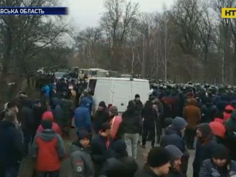 Мешканці Полтавщини перекрили дороги, аби не пустити до санаторію евакуйованих з Китаю українців