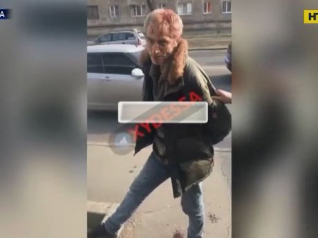 В Одессе вооруженный до зубов мужчина напал на случайных прохожих