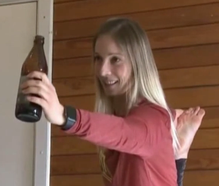 Йога с пивом набирает популярность в Латвии
