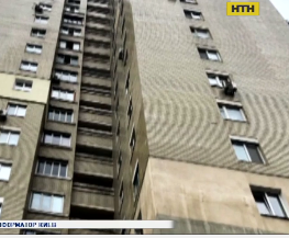У столиці з вікна висотки випала дівчина