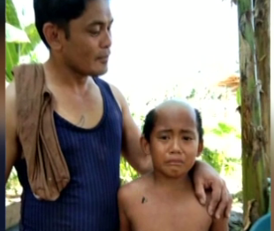 Мужчина с Филиппин придумал действенный способ, как заставить сидеть дома сына на карантине