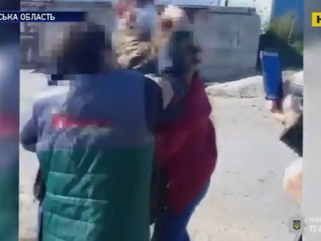 В Черкасской области владелица магазина избила сотрудницу госпродпотребслужбы