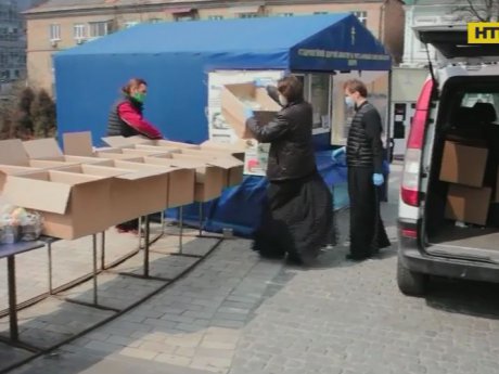 Украинская православная церковь передала 650 освященных куличей столичным медикам