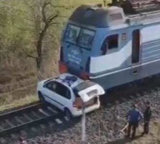 На Дніпропетровщині вантажний потяг протаранив іномарку й убив двох людей