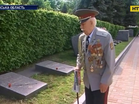 С воинскими почестями и салютом прощались с последним из освободителей Полтавы Борисом Лутиным