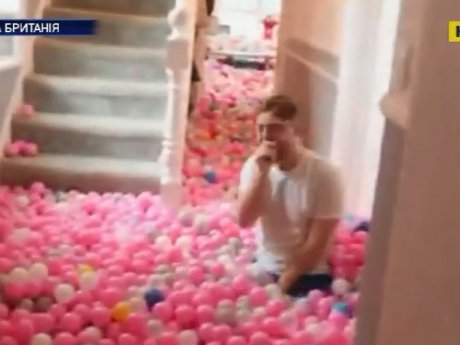 На басейн із кульками перетворив свій будинок британський тато 4 доньок