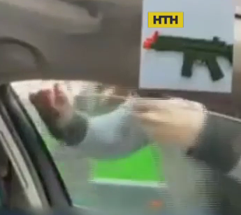 У Харкові одразу кілька екіпажів поліції затримали водія з іграшковим автоматом
