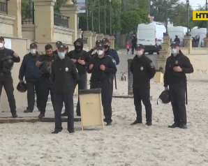 В Одесі люди вийшли проти орендаторів пляжу, які почали забудовувати зону відпочинку