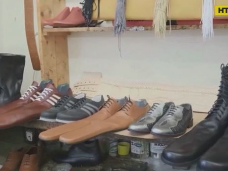 Взуття 75 розміру для захисту від коронавірусу вигадав майстер із Румунії
