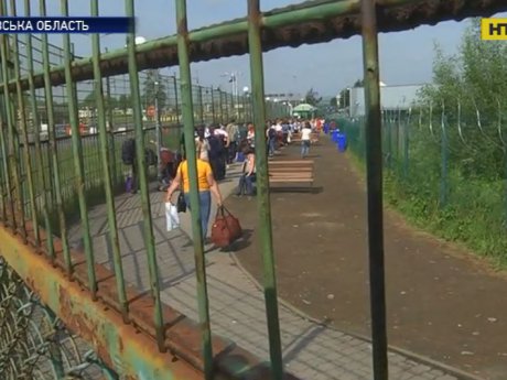 На Львовщине на границе с Польшей образовались огромные очереди из гастарбайтеров