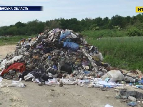 Более 20 тонн мусора, который выбросили посреди дороги на Ровенщине, узнали львовяне