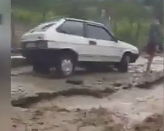 На Одещині потужні зливи залили місто Рені та сусідні села