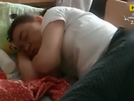 Видео пьяной спящей матери. Воспитательница уснула в кроватке.
