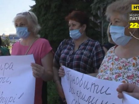 Смелянские врачи, которые два месяца не получают зарплат, пришли к городскому голове с митингом