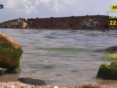 Танкер "Делфи", затонувший на одном из центральных пляжей Одессы, продолжает загрязнять морскую воду