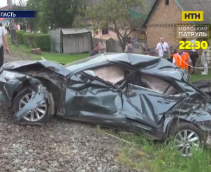 Локомотив зім'яв легковика на залізничному переїзді на Вінниччині