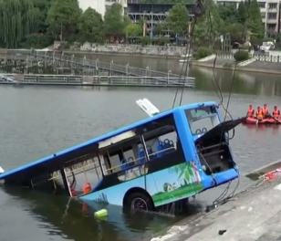 У Китаї автобус із дітьми злетів з мосту у воду, загинула 21 людина