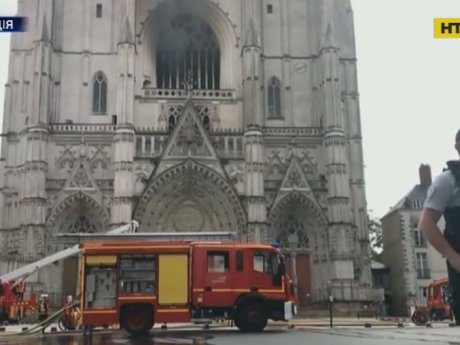 Крупный пожар произошел в соборе Святых Петра и Павла во французском Нанте