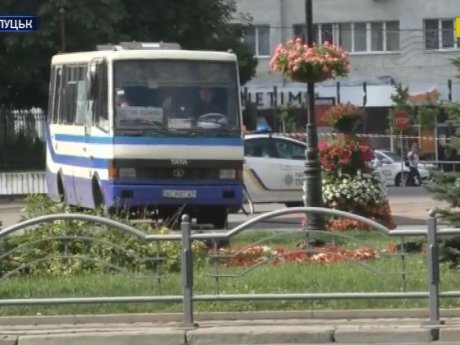 В Луцке пассажиры рейсового автобуса до сих пор остаются в заложниках