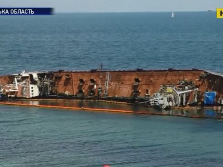 Топливо с затонувшего танкера "Дельфи" снова загрязняет Черное море