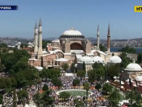 Тысячи верующих собрались у музея Айя-София, что отныне стал мечетью