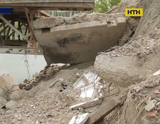 На Буковині почали відбудовувати тимчасовий міст, який зруйнувала масштабна повінь