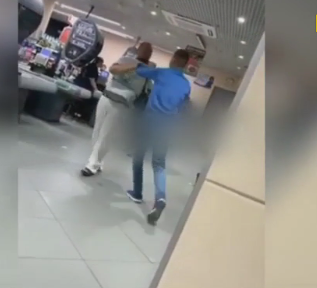В Запорожье агрессивный мужчина устроил драку с сотрудниками супермаркета