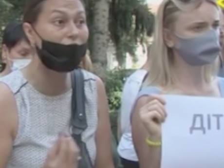 На Рівненщині батьки школярів вийшли на мітинг