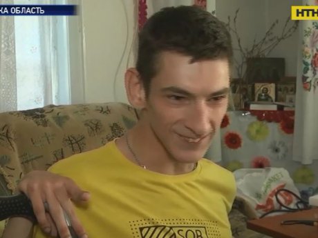 На Полтавщині прикутий з дитинства до інвалідного візка юнак складає реп