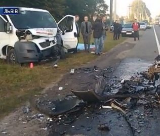 На дороге "Львов-Шегини" столкнулись 3 автомобиля, 2 человека погибли