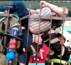 В Полтаве мужчина серьезно травмировался, перелезая через металлический забор