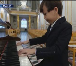 6-летний мальчик во Франции научился мастерски играть на фортепиано