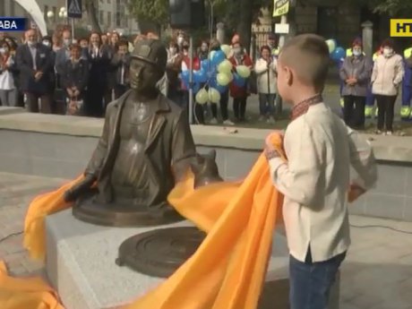 В Полтаве открыли памятник водопроводчику с котом