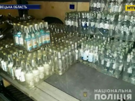 Фальсифицированный алкоголь и сигареты на полмиллиона гривен изъяли на Буковине