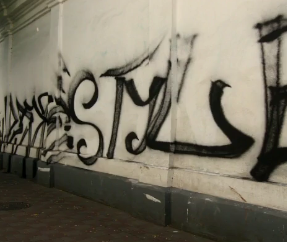 Стены столичной Софии Киевской постоянно обрисовывают вандалы