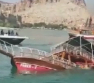 Экскурсионный катер с туристами затонул в Турции