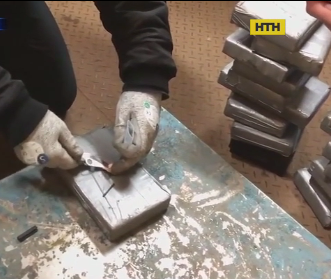 В порту на Одещині правоохоронці у ящиках із бананами, виявили 20 кілограмів кокаїну