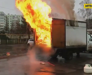 В Сумах полностью сгорел грузовик с газобаллонной установкой