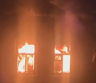 На Сумщині в занедбаному будинку живцем згоріли двоє безхатьків