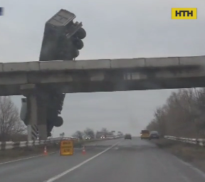 В Донецкой области грузовик сорвался с моста и повис над дорогой