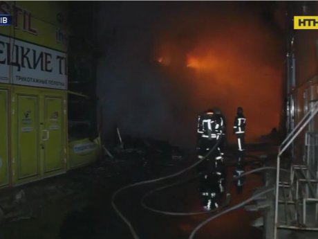 25 павильонов сгорели во время масштабного пожара на известном харьковском рынке "Барабашово"