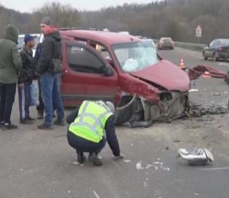 У масштабній аварії на Тернопільщині загинув водій, а вагітна пасажирка в лікарні