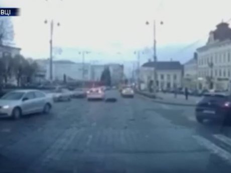 В Черновцах патрульное авто на скорости сбило женщину на пешеходном переходе