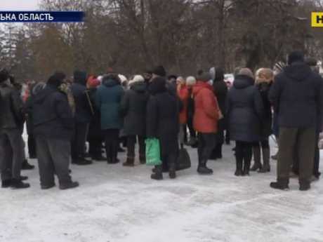 Селяне протестуют против директора школы в Черкасской области
