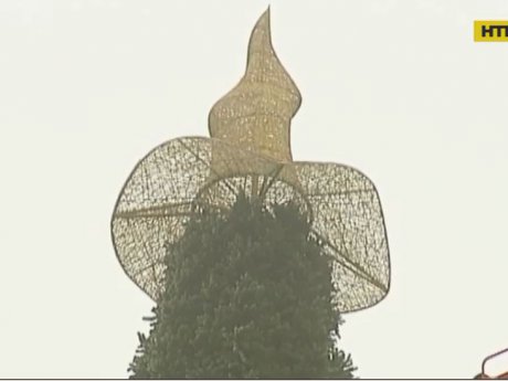 На верхушку главной елки страны повесили гигантскую шляпу